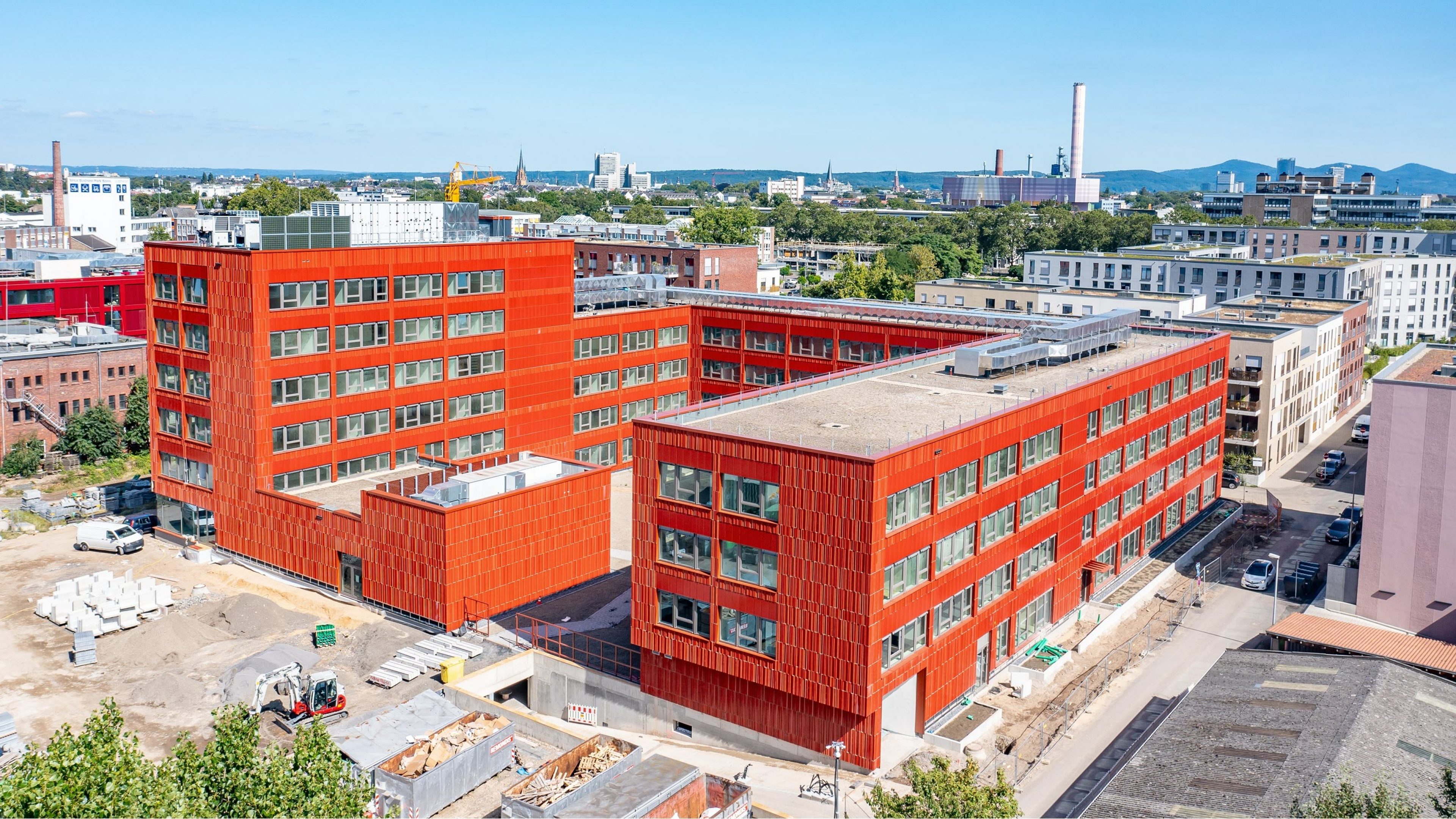 The MI 2 building in the new “West.side Office” district in Bonn looks like a classic new construction project with contemporary architecture.