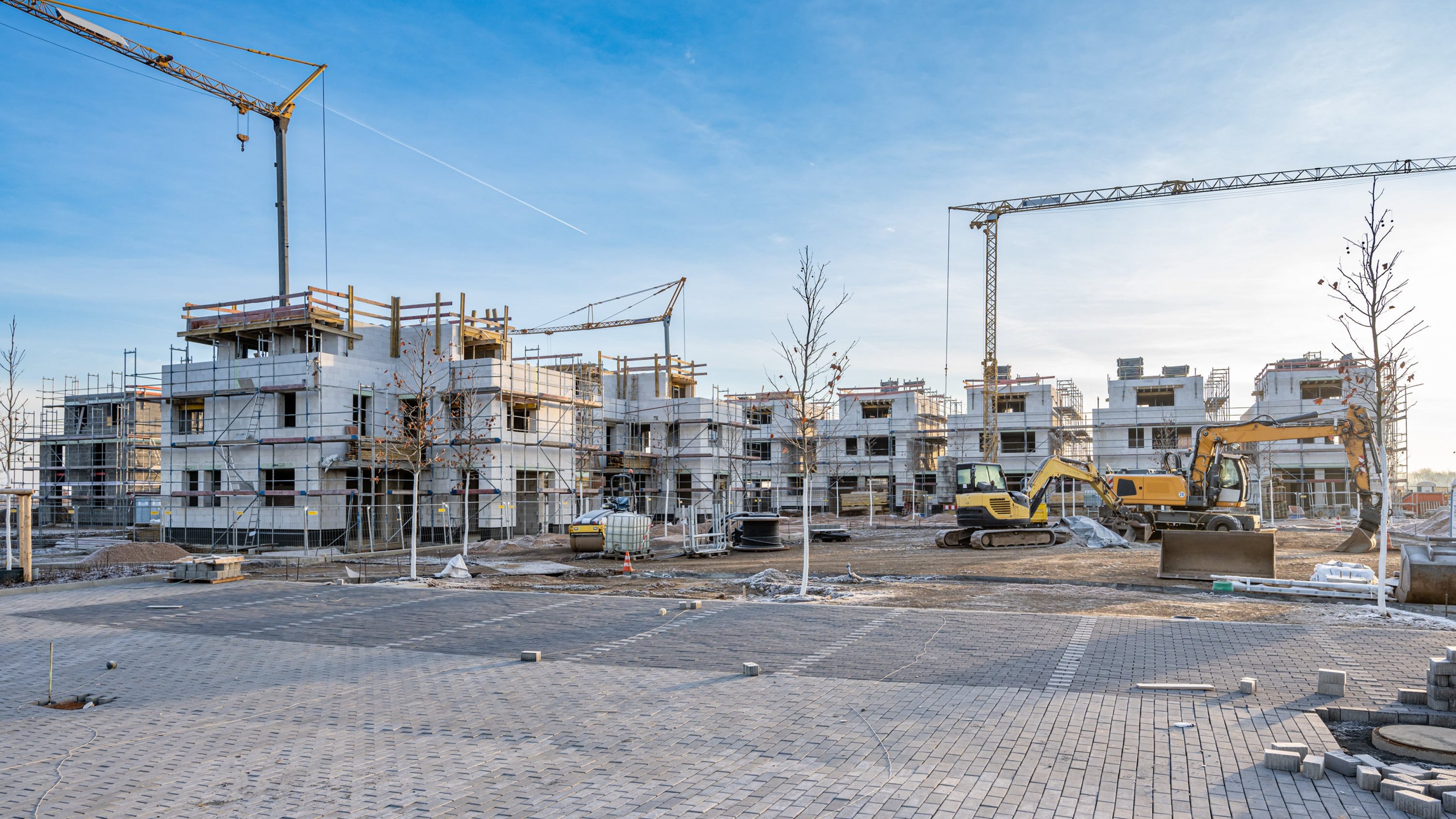 Chantier avec grue de construction et machines de chantier