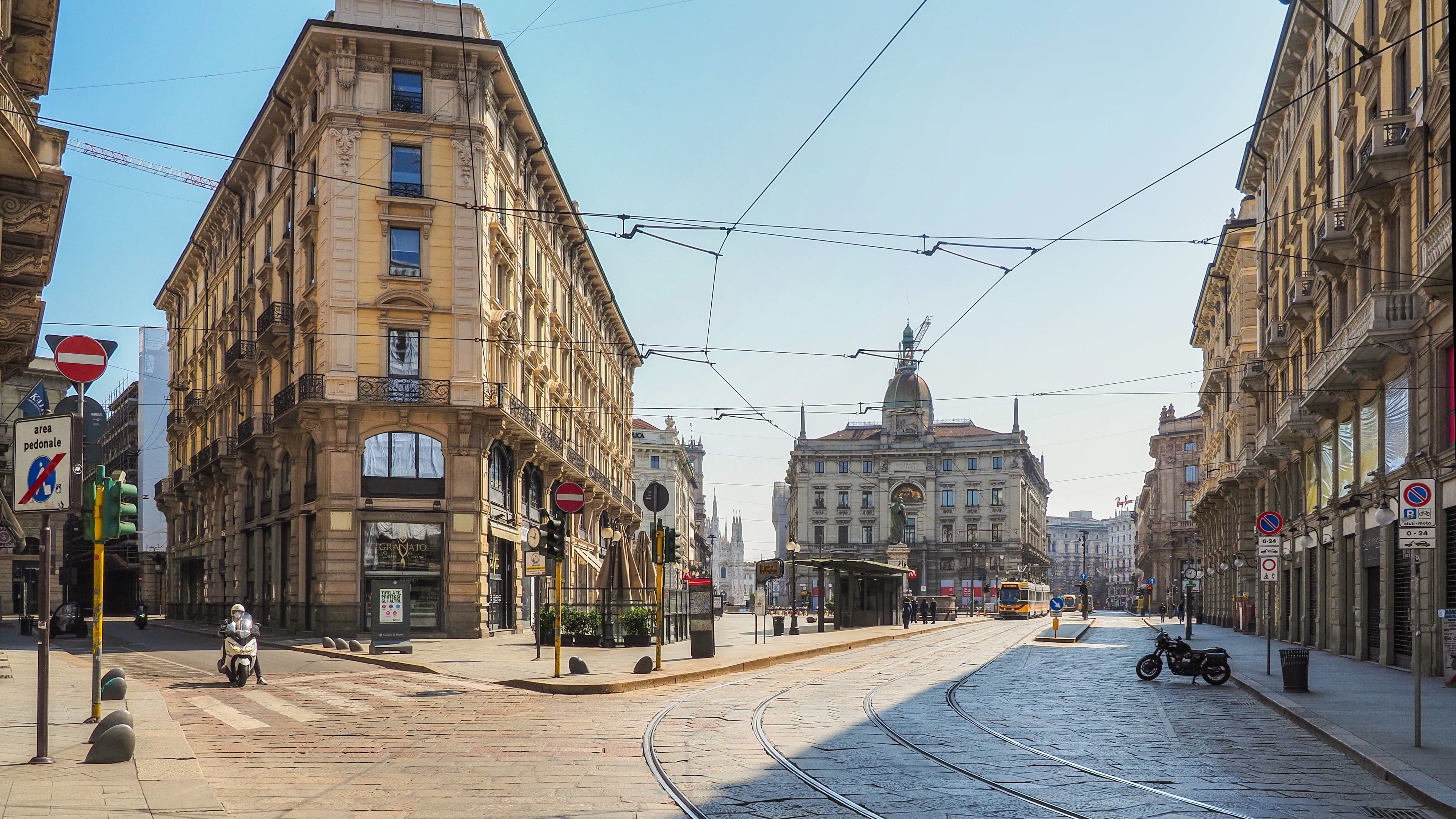 Piazza Cordusio a Milano, Italia, deserta durante la quarantena a causa del Corona virus - Civid 19.